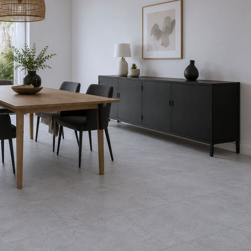 Elegantes Esszimmer mit GreenLine Silent XL Stone Vinyl in Cement-Grau, Holztisch und schwarzen Stühlen – von Floor4all