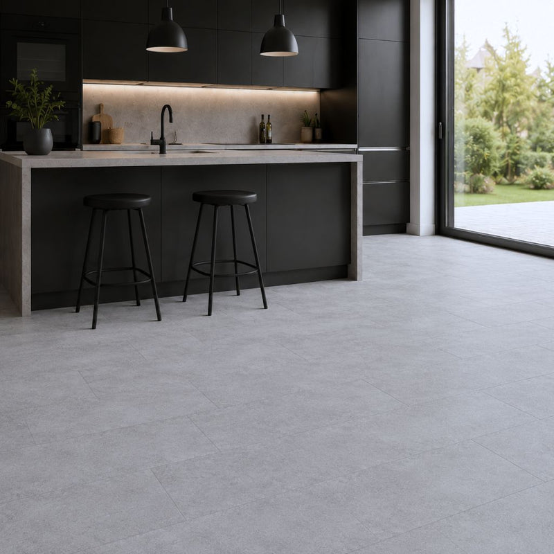 Moderne Küche mit dunkelgrauen Schränken, Fliesenoptik-Vinyl Cement-Grau und dunkler Kücheninsel – von Floor4all