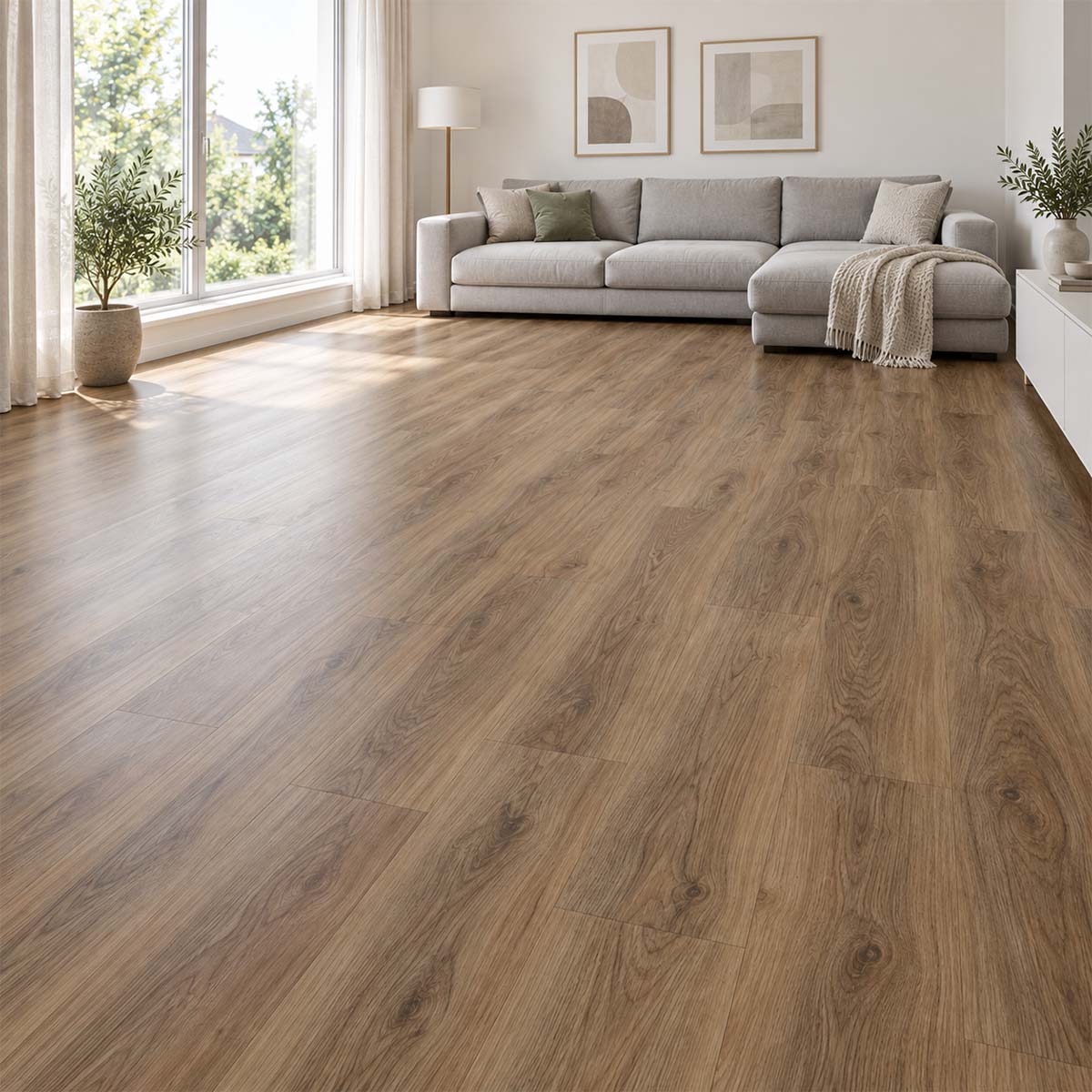 Klick Vinyl GreenLine Silent XL Walnuss Natur mit Trittschalldämmung im hellen Wohnzimmer mit grauem Sofa – Floor4All.