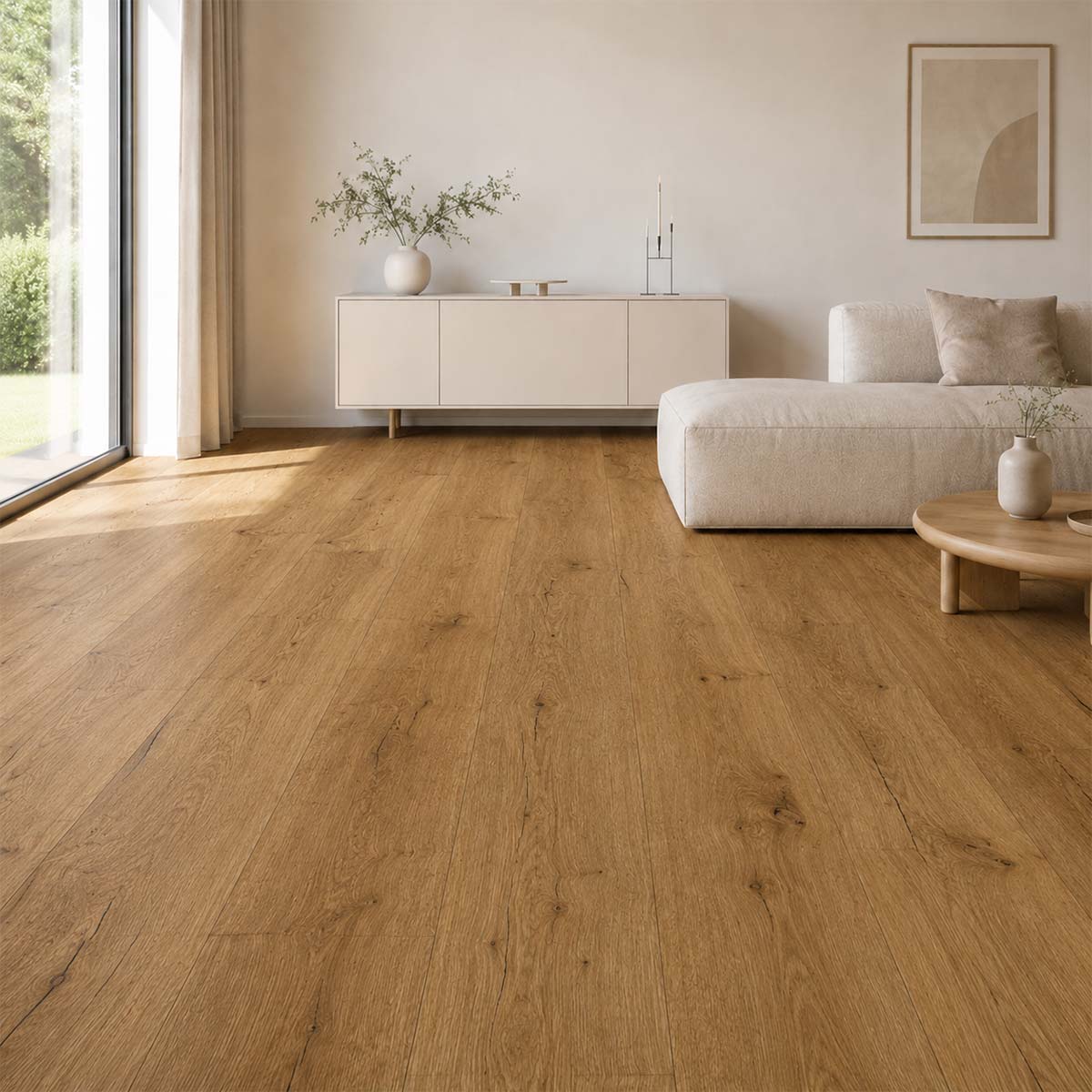 Klick Vinyl Herbst Eiche im hellen Wohnzimmer mit warmer Eichenoptik