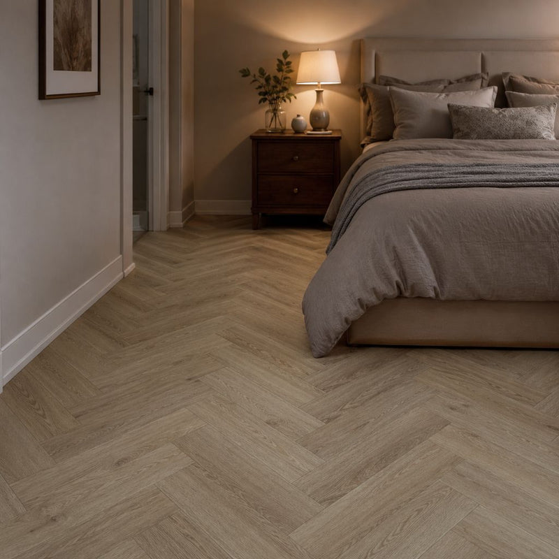 Elegantes Schlafzimmer mit Fischgrät Meadow – warme Eichen-Optik, Kork-Komfort, angenehm barfuß