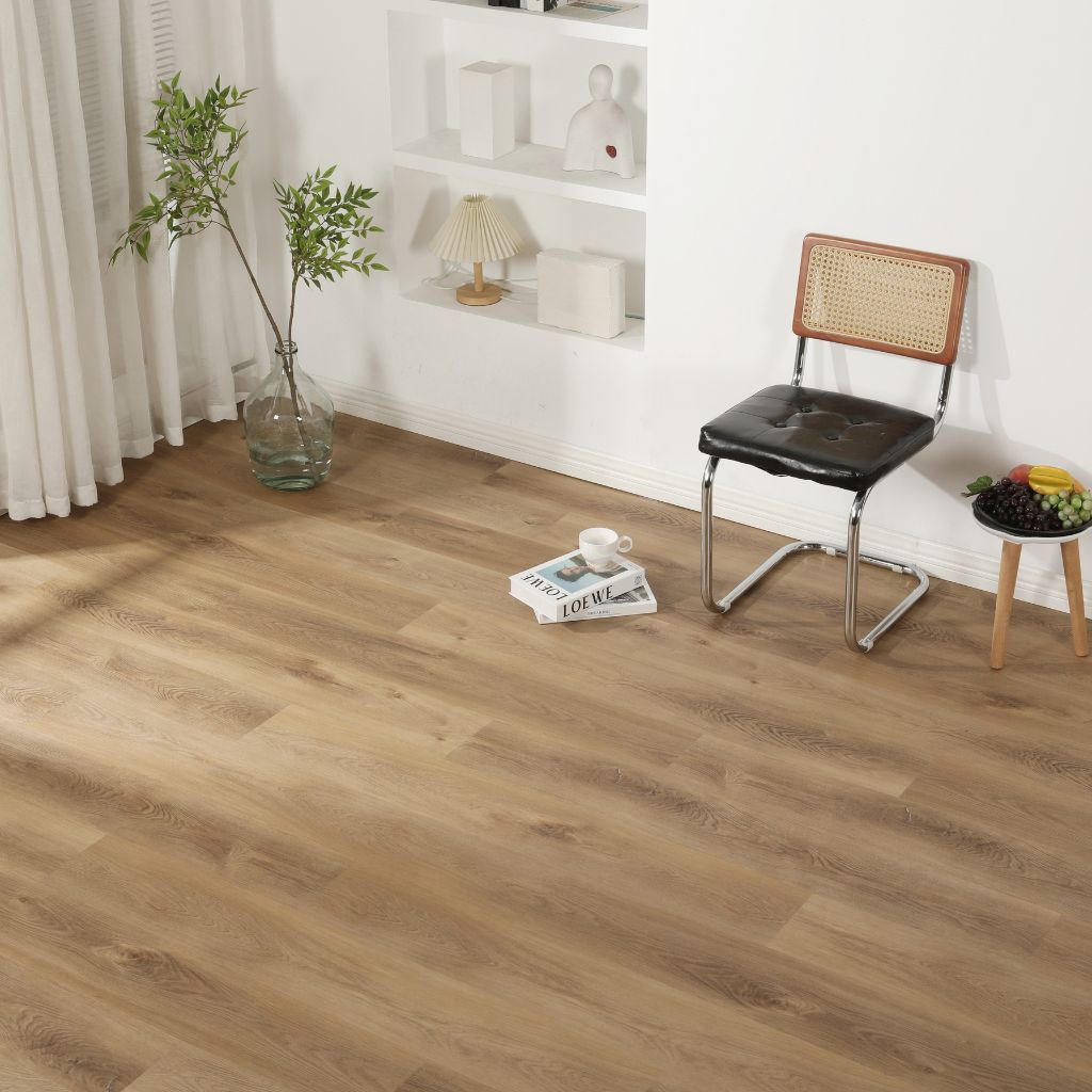 Klick Vinyl Prime Eiche Light im hellen Wohnraum mit Freischwinger-Stuhl, Landhausdielen-Optik von Floor4all
