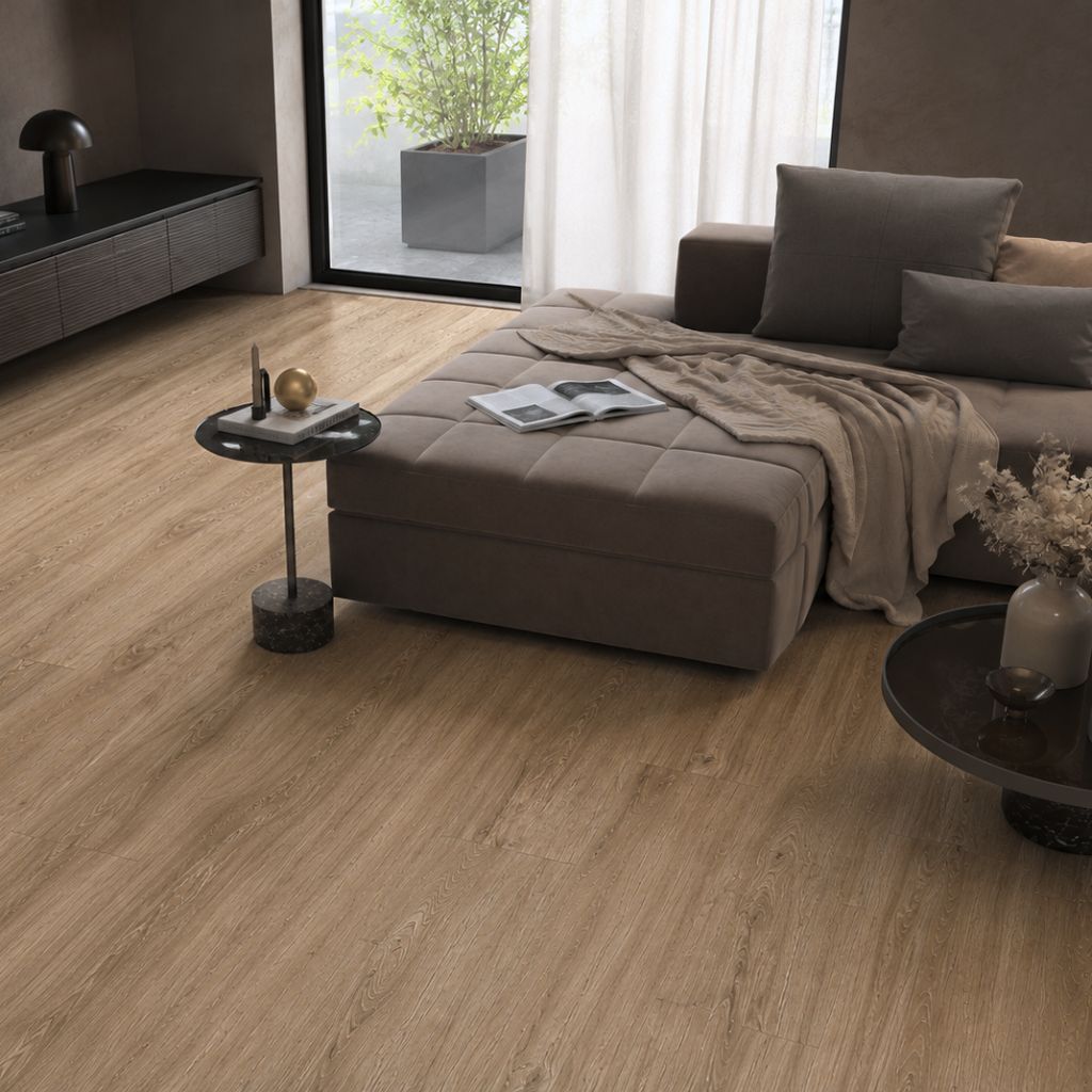 Gemütliches Wohnzimmer mit Rustic-Oak-Vinylboden, Loungesofa und dunklen Akzenten von Floor4all