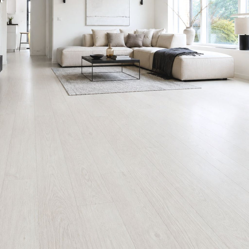 Klick Vinyl Vintage Oak Weiß Landhausdiele im gemütlichen Wohnzimmer – von Floor4all