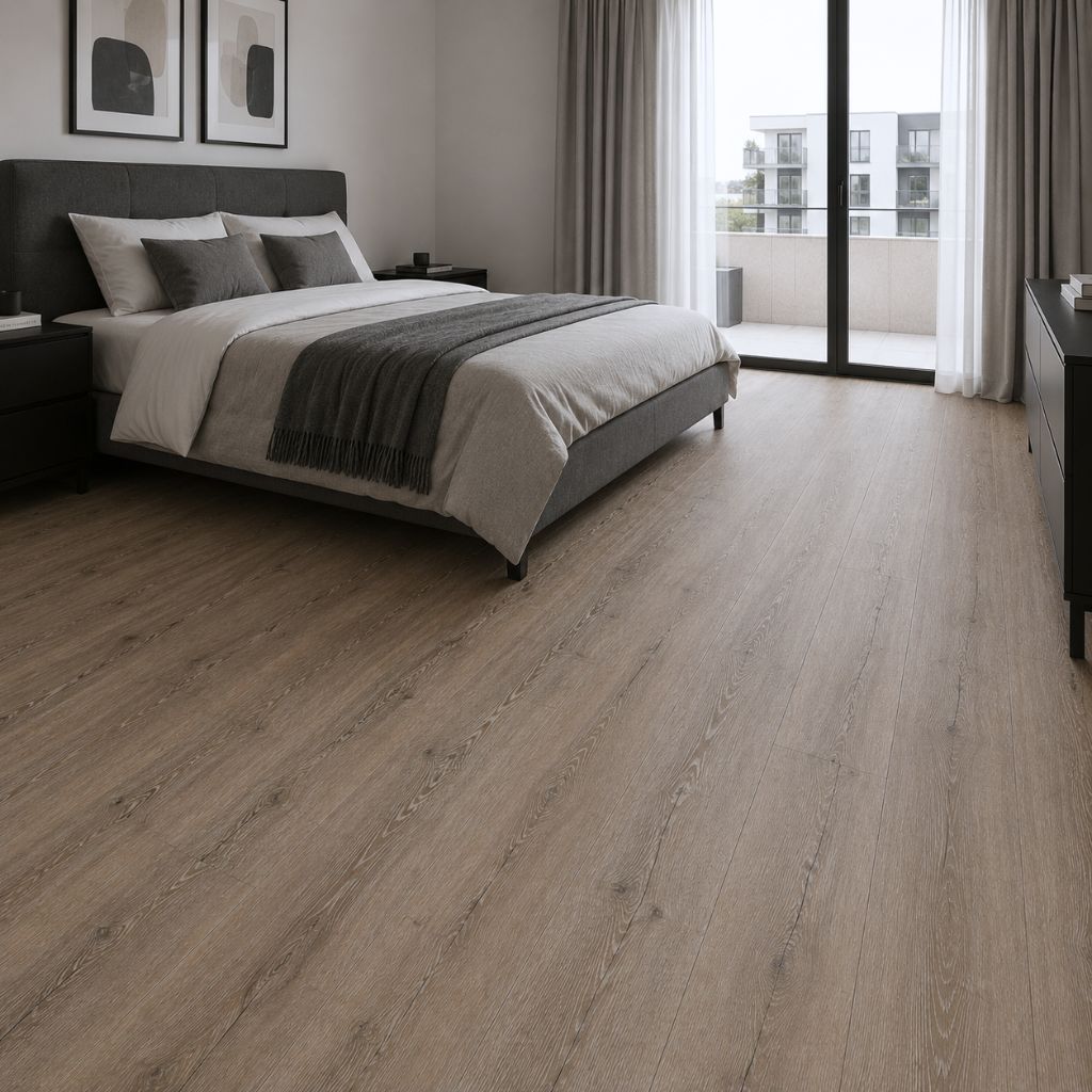 Gemütliches Schlafzimmer mit Vintage Risseiche Klick-Vinyl – warme Holzoptik schafft entspanntes Ambiente unter Tageslicht