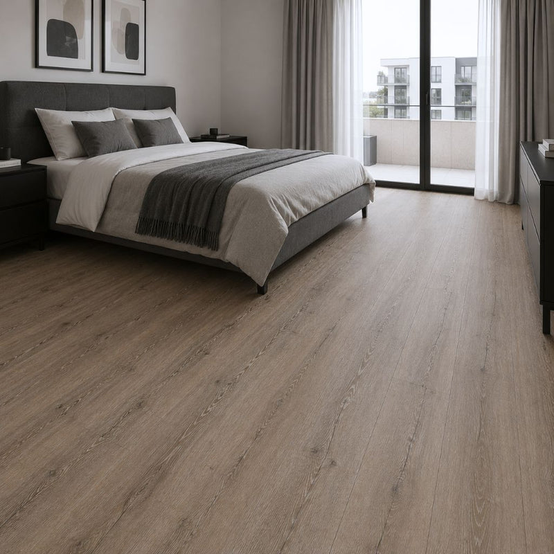 Gemütliches Schlafzimmer mit Vintage Risseiche Klick-Vinyl – warme Holzoptik schafft entspanntes Ambiente unter Tageslicht
