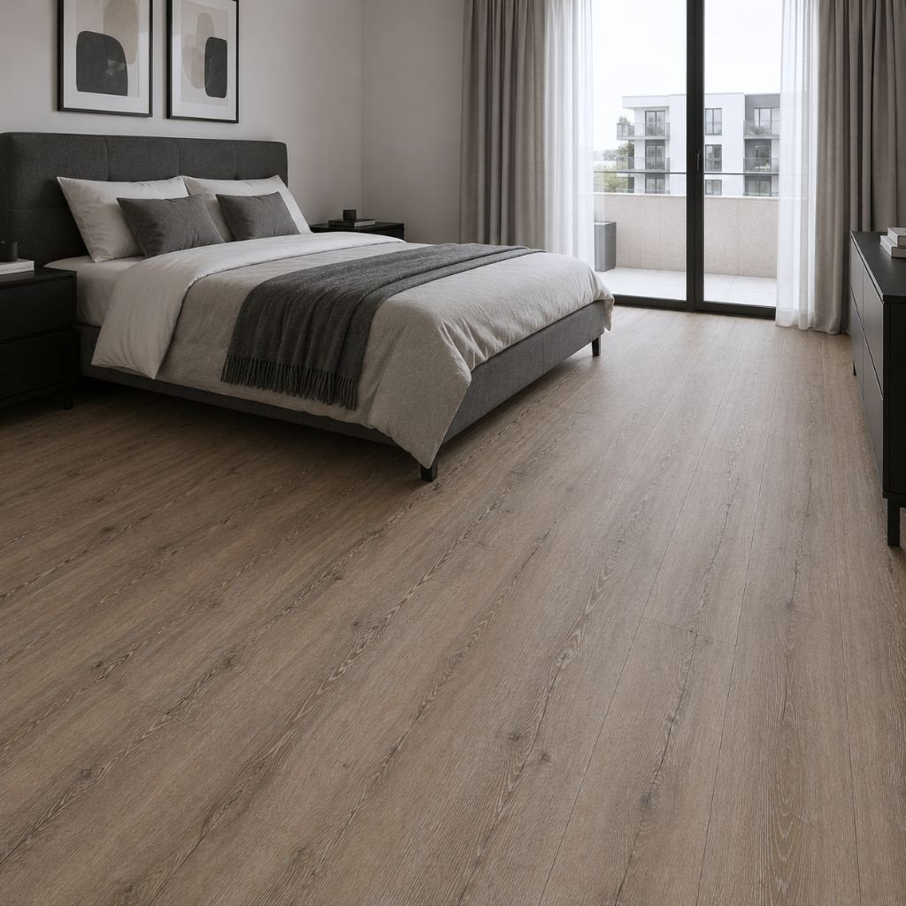 Gemütliches Schlafzimmer mit Vintage Risseiche Klick-Vinyl – warme Holzoptik schafft entspanntes Ambiente unter Tageslicht