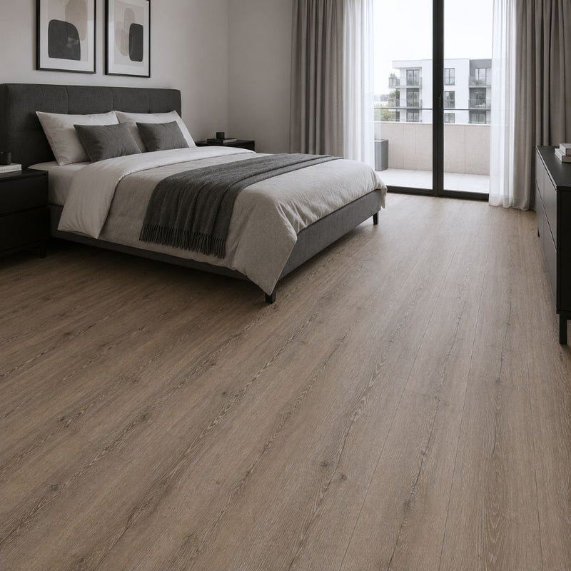 Gemütliches Schlafzimmer mit Vintage Risseiche Klick-Vinyl – warme Holzoptik schafft entspanntes Ambiente unter Tageslicht