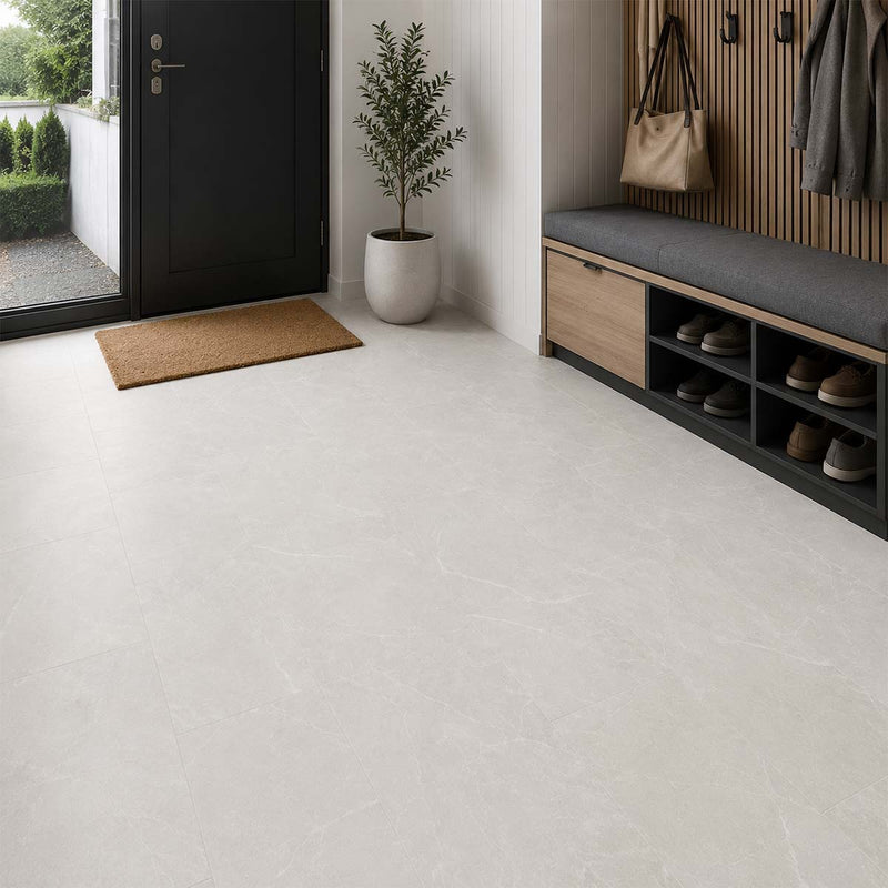Klick Vinyl XL Granit White im Eingangsbereich mit heller Fliesenoptik