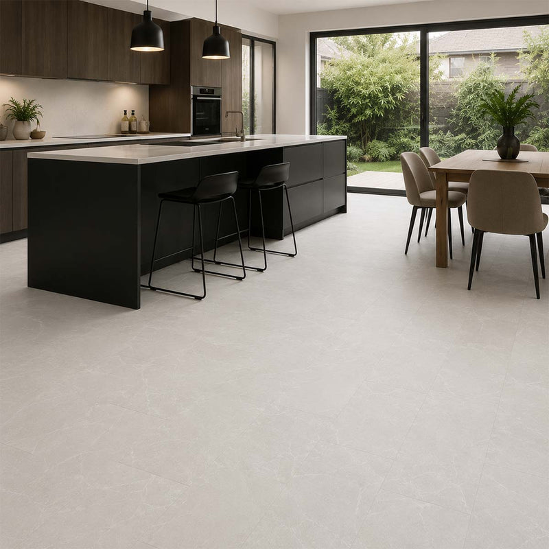 Klick Vinyl XL Granit White in moderner Küche mit Essbereich und heller Fliesenoptik
