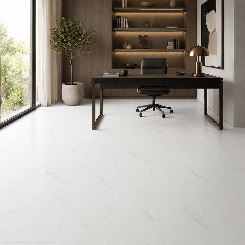Klick Vinyl XL Marple White im modernen Arbeitszimmer mit heller Steinoptik