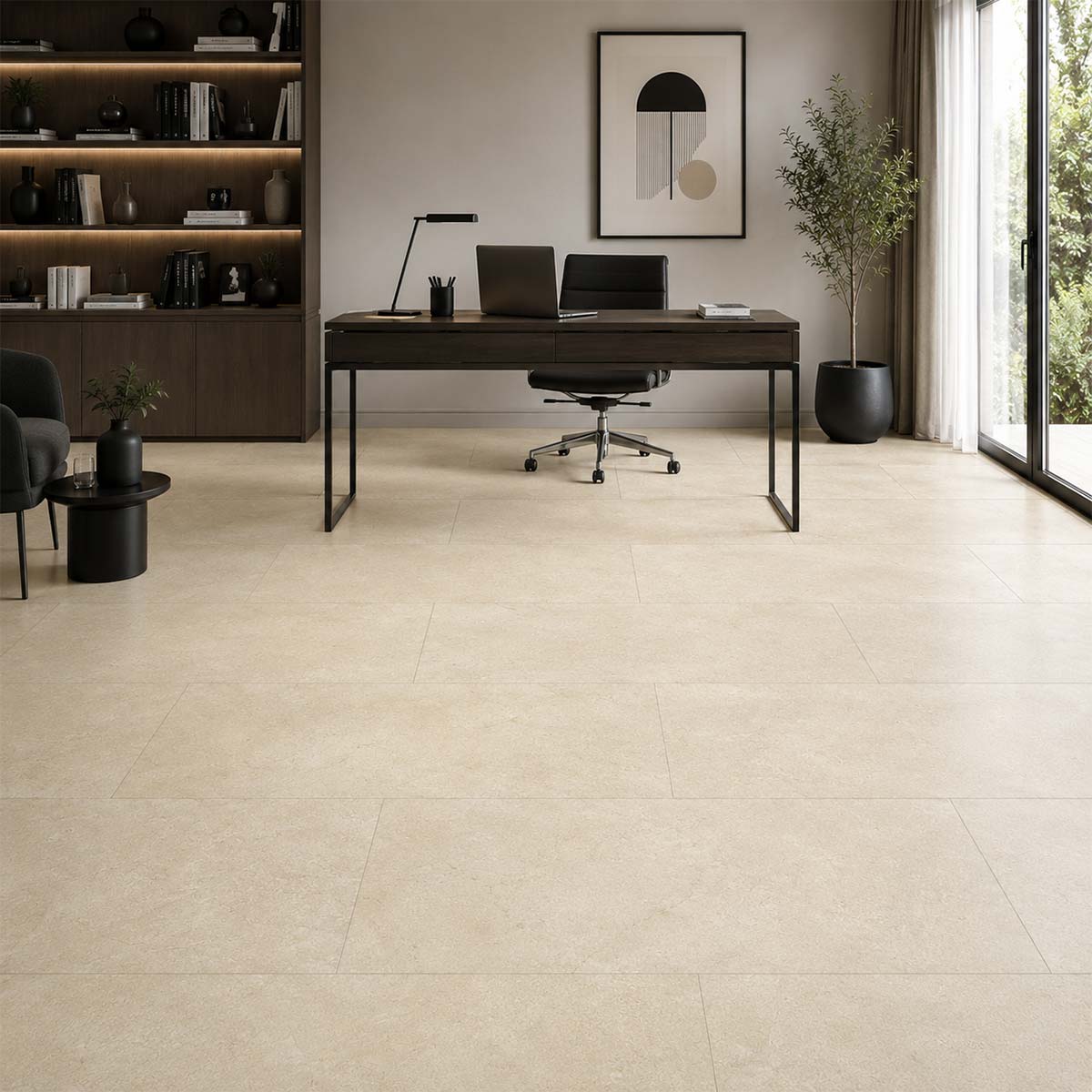 Klick Vinyl XL Travi mit Trittschalldämmung im hellen Arbeitszimmer mit natürlicher Fliesenoptik