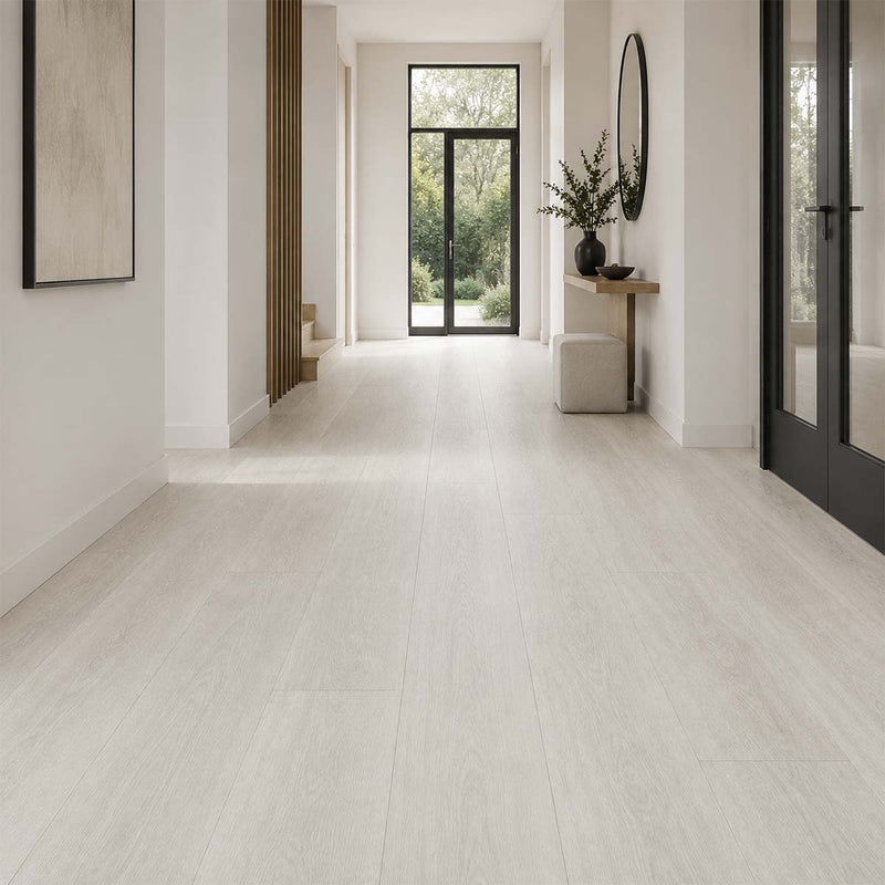 Klick Vinyl XXL Jasper GreenLine im hellen Flur mit dezenter Holzstruktur