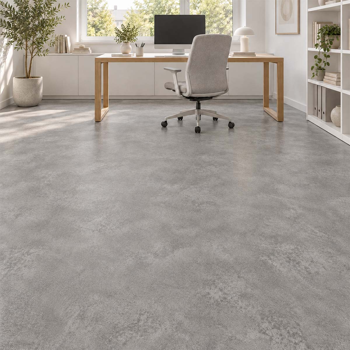 Klick Vinylboden b!design Udine Fliesenoptik Grau im Arbeitszimmer mit Holzschreibtisch und grauem Bürostuhl, als Restposten bei Floor4All.