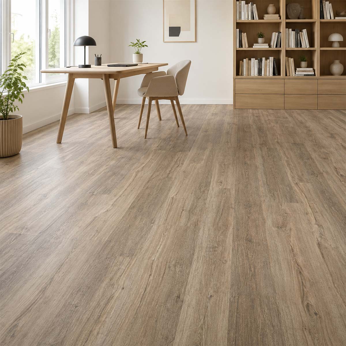 Klick Vinylboden CHECK One Achenbach Kastanie in einem hellen Arbeitszimmer