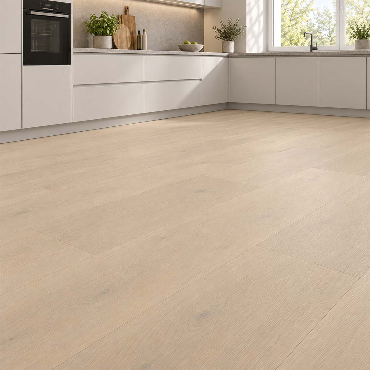 Klick Vinylboden Coretti ecru mit Kork Trittschalldämmung in einer modernen Küche mit weißen Fronten – Restposten bei Floor4All.