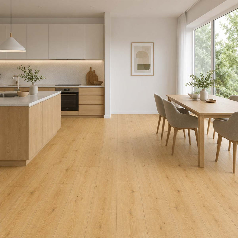 Moderne Küche mit Essbereich und Klick Vinylboden Dennett Pro Nature Classen in heller, natürlicher Holzoptik.