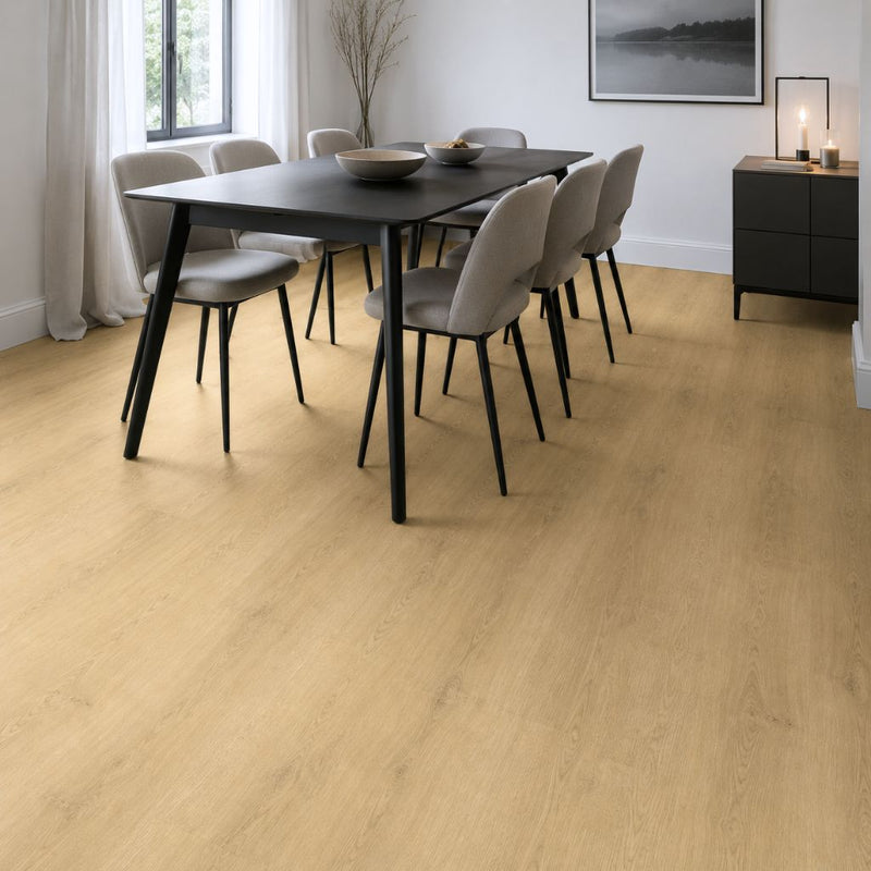 Heller Eichenboden im Esszimmer mit dunklem Massivholztisch und gepolsterten Stühlen von Floor4all