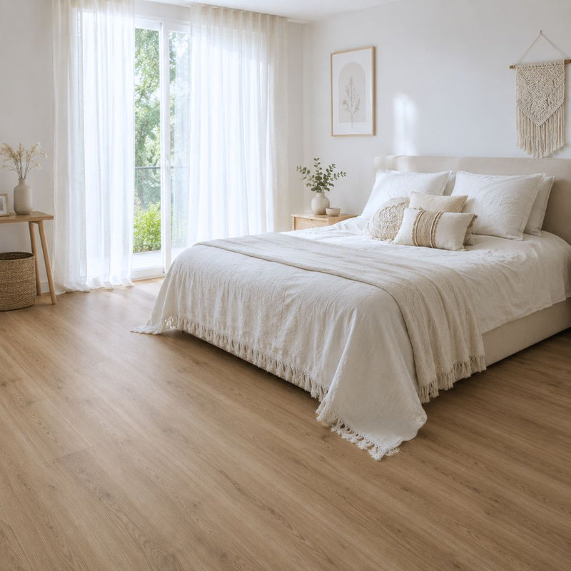 Schlafzimmer mit Klick Vinylboden Eiche Clara in heller, wohnlicher Boho-Atmosphäre