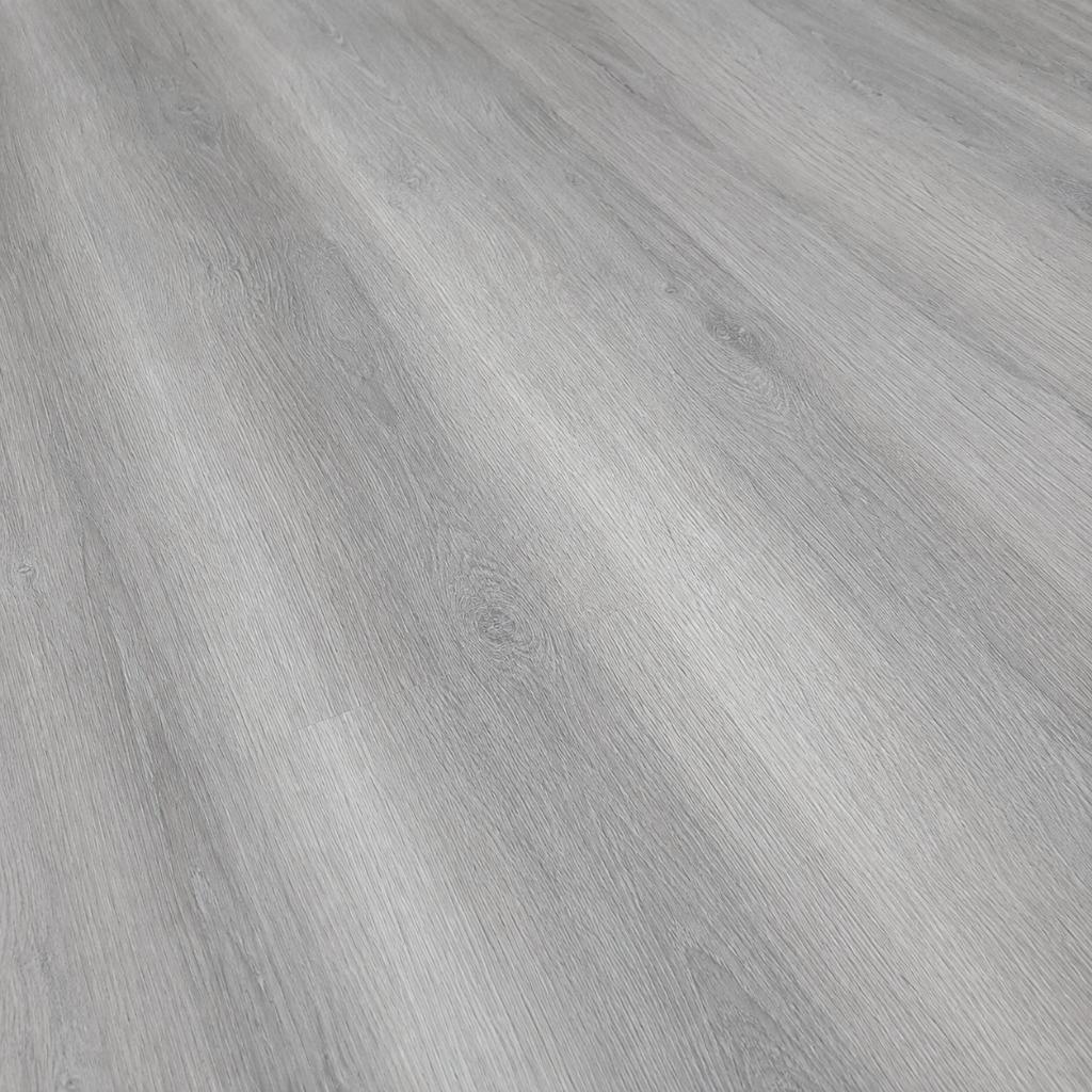 Nahaufnahme der Holzmaserung von Klick Vinylboden Eiche grau geweißt in Landhausdielen-Optik von Floor4all