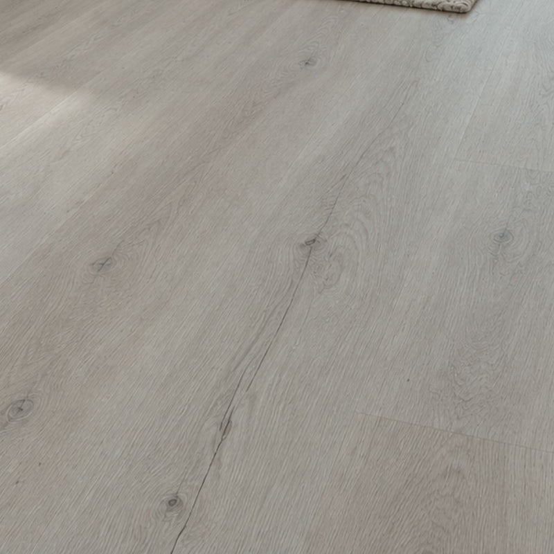 Nahaufnahme der Eichenmaserung mit Ästen – verlegter Vinylboden Eiche Loi Natur mit feinen Fugen von Floor4all