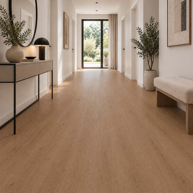 Klick Vinylboden Eiche Sinova mit Trittschalldämmung in einem modernen geradlinigen Flur
