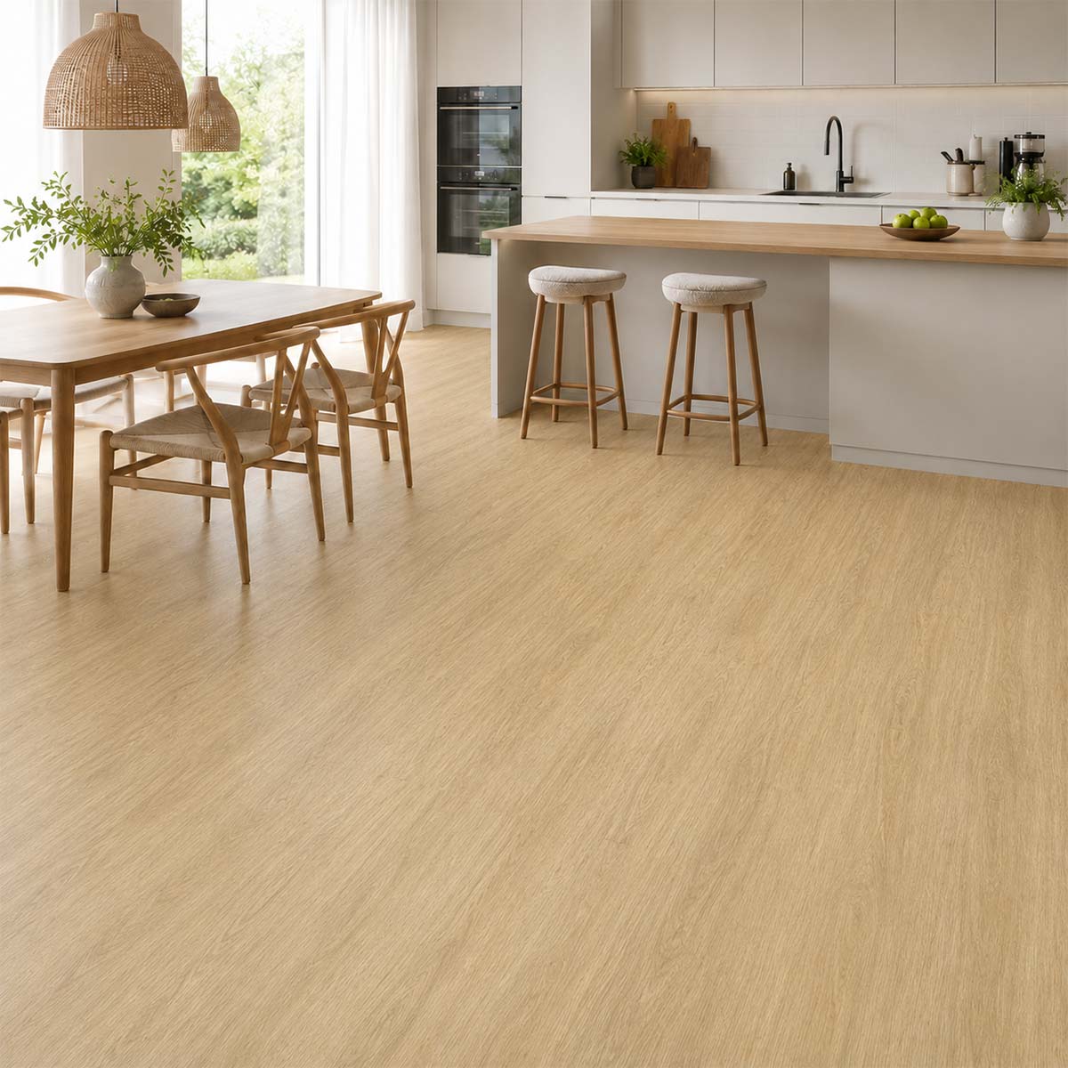 Klick Vinylboden Eiche Spring Light mit Trittschalldämmung in einer hellen Küche mit Essbereich