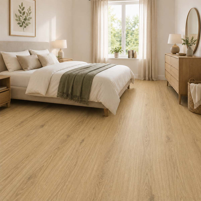 Klick Vinylboden Eiche Spring Light mit Trittschalldämmung in einem hellen gemütlichen Schlafzimmer