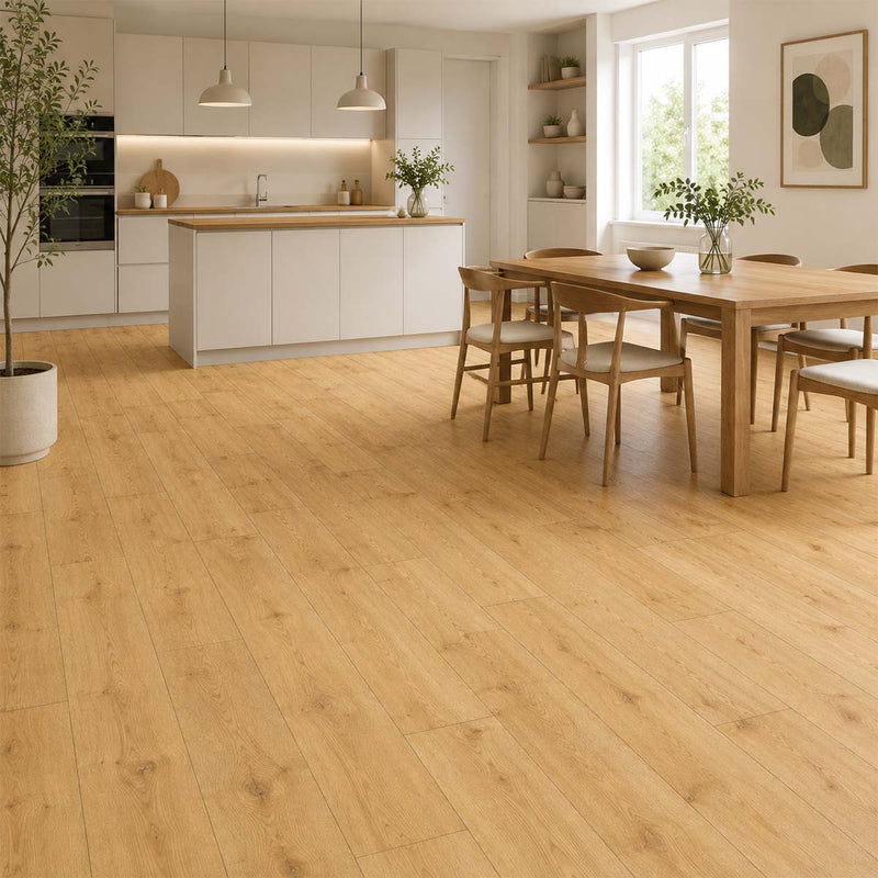 Klick Vinylboden Fergus Pro Nature Classen in einer hellen Küche mit Essbereich