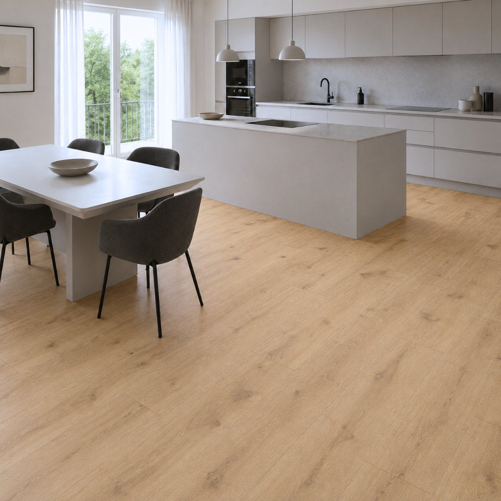 Klick Vinylboden Miranda in Holzoptik in moderner Küche mit Kochinsel und Esstisch von Floor4all