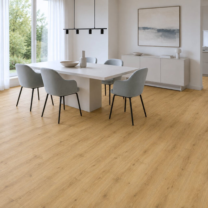 Designboden Mocoa in warmer Holzoptik im hellen Esszimmer mit modernem Tisch und Polsterstühlen von Floor4al