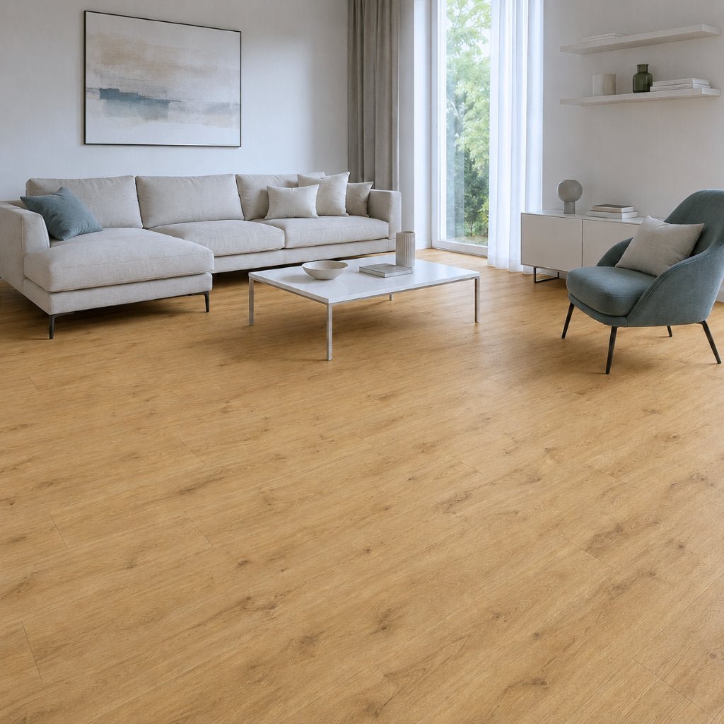 Klick Vinylboden Mocoa in heller Holzoptik im modernen Wohnzimmer mit Sofa und Sessel von Floor4all