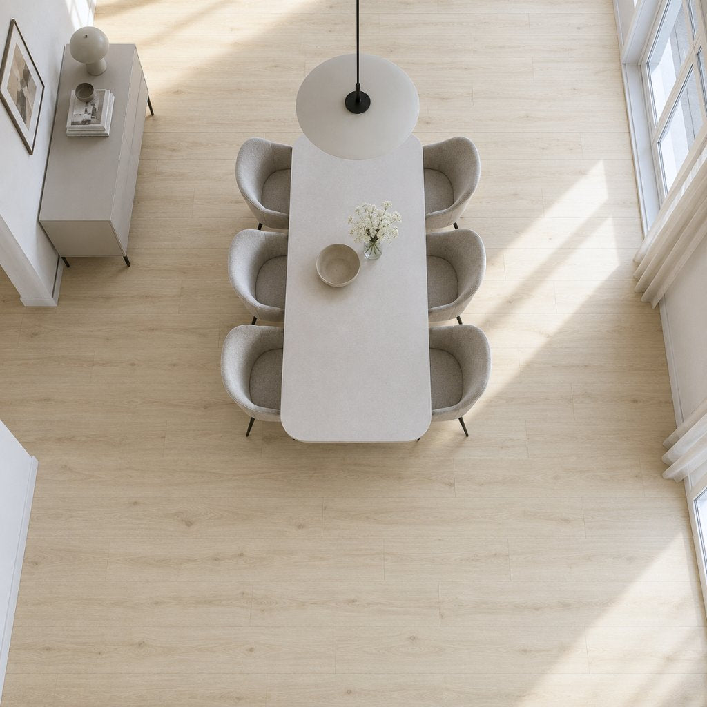 Designboden Neiva in heller Holzoptik im lichtdurchfluteten Esszimmer mit Esstisch von oben von Floor4all