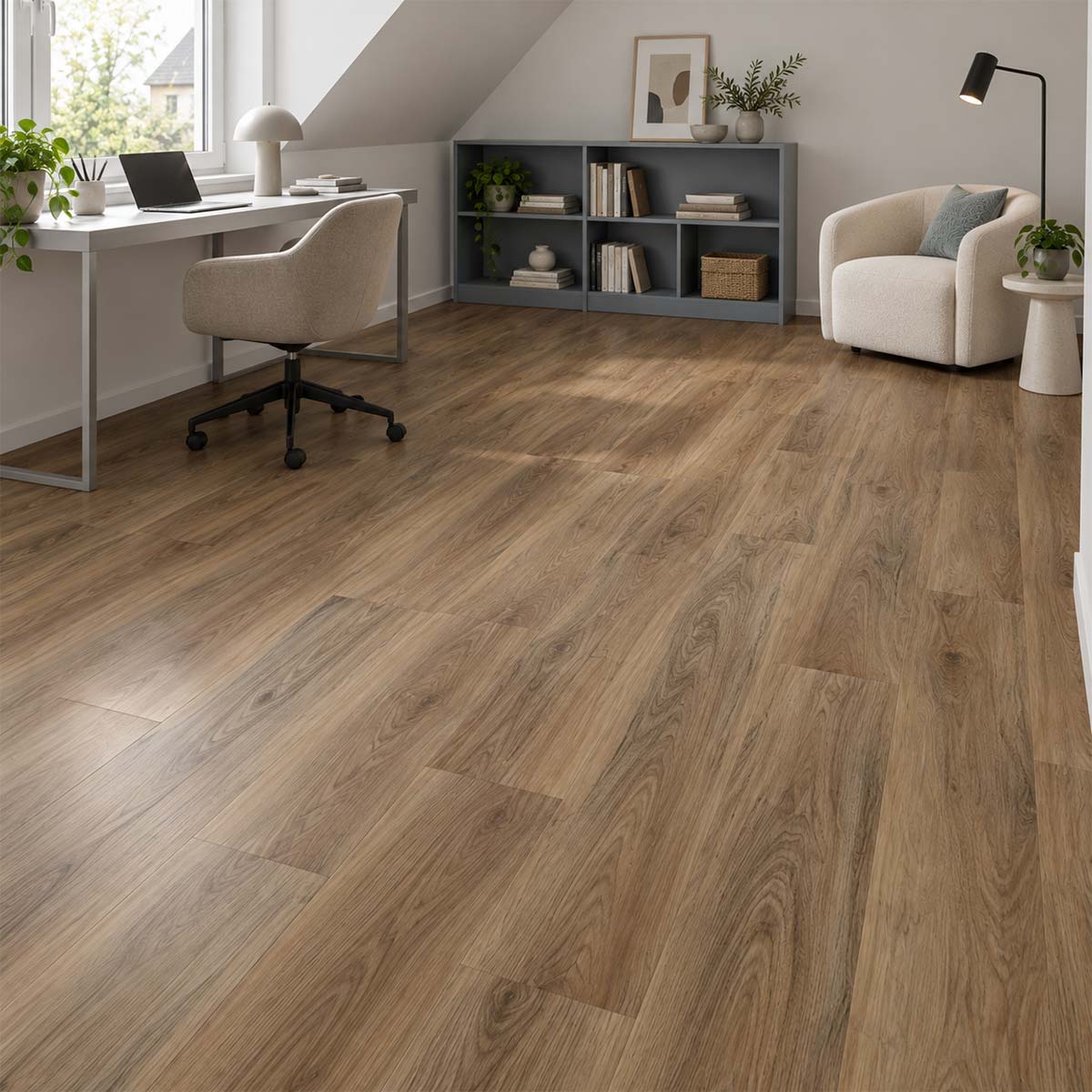 Klick Vinylboden Nussbaum Natur XL mit Trittschalldämmung im Arbeitszimmer unter der Dachschräge – Floor4All.