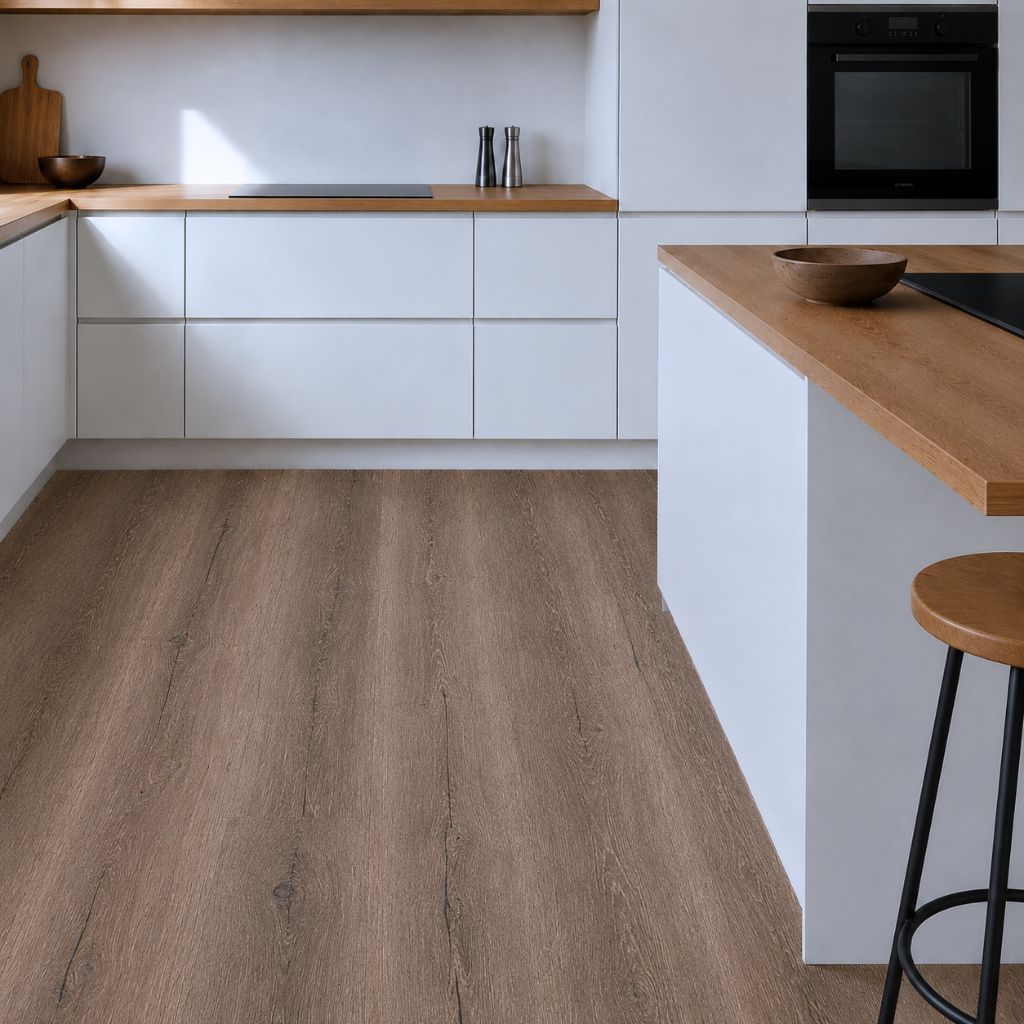 Klick Vinylboden Tanne Eiche in moderner, heller Küche verlegt von Floor4all