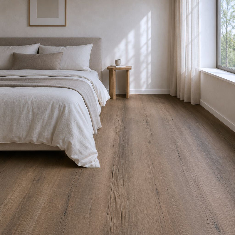 Klick Vinylboden Tanne Eiche im hellen, gemütlichen Schlafzimmer verlegt von Floor4all
