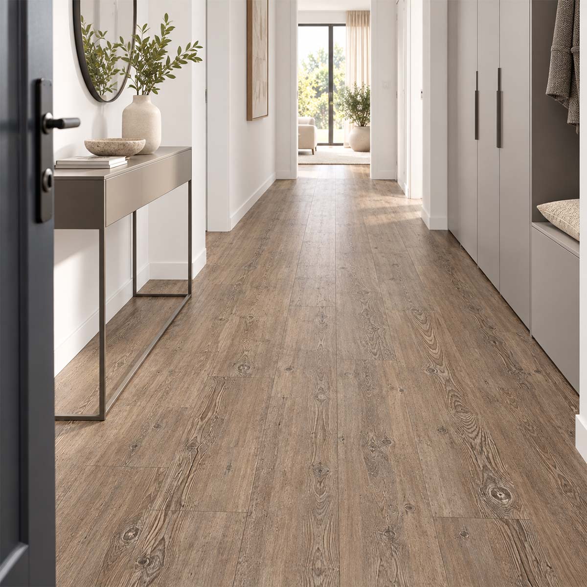 Klick Vinylboden Tuscan Pine mit Kork Trittschalldämmung längs verlegt in einem modernen Flur