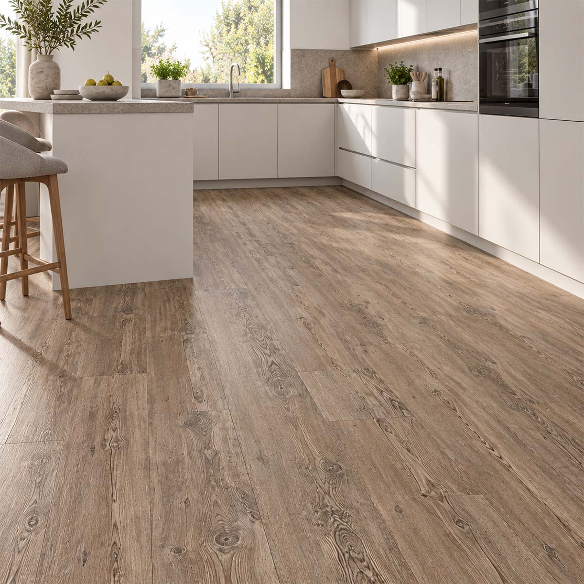 Klick Vinylboden Tuscan Pine mit Kork Trittschalldämmung in einer modernen weißen Küche