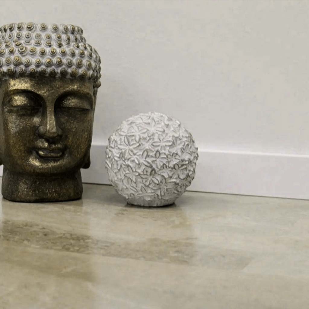 Klick Vinyl in hochglanz Fliesen- und Marmoroptik mit Deko