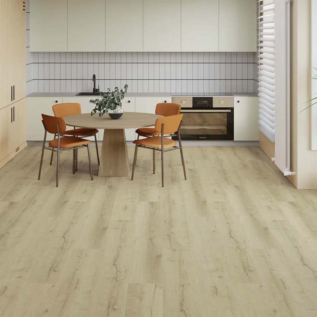 Klick Vinyl Eiche Ambie im Essbereich und Küche verlegt - Floor4all