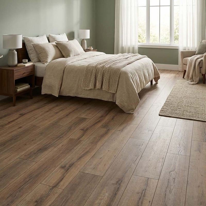 Strukturierte Oberfläche des Kronotex Exquisit Laminats mit mattem Schimmer und geprägter Maserung im Schlafzimmer