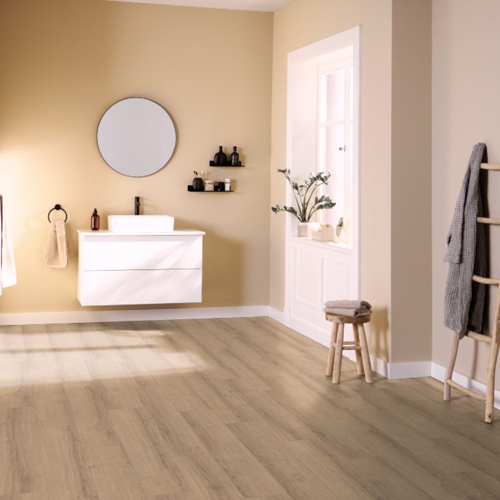 Heller Raum mit Waschtisch und Laminat EGGER Sherman Eiche honig in natürlicher Landhausdielenoptik von Floor4all