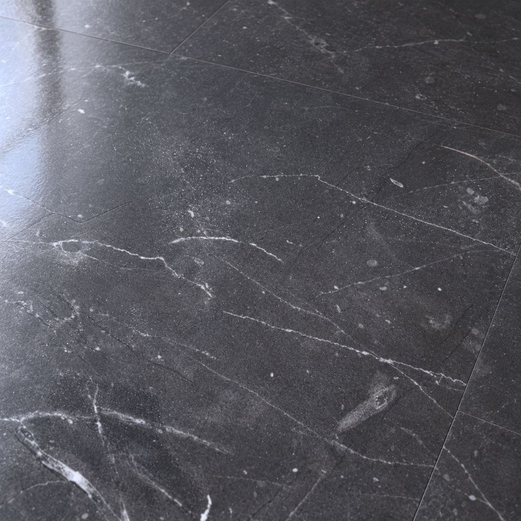 Klick Laminat Fliesenoptik Botticino Classico Dark in Nahaufnahme mit Marmor-Äderung von Floor4all
