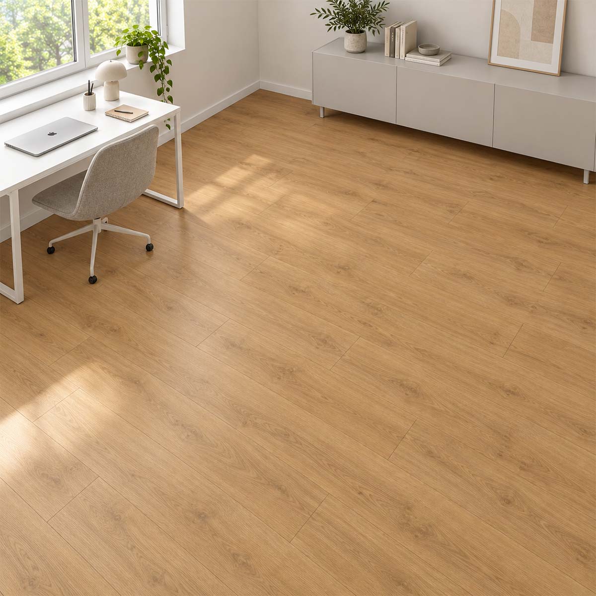 Laminat Klick EGGER Nord Eiche hellbraun im Arbeitszimmer mit weißem Schreibtisch und grauem Sideboard – Restposten bei Floor4All.