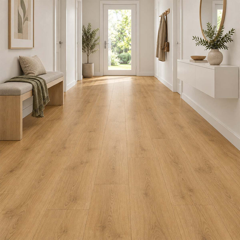 Laminat Klick EGGER Nord Eiche hellbraun im Flur mit gepolsterter Holzbank, weißer Wandkonsole und Glastür – Restposten bei Floor4All.
