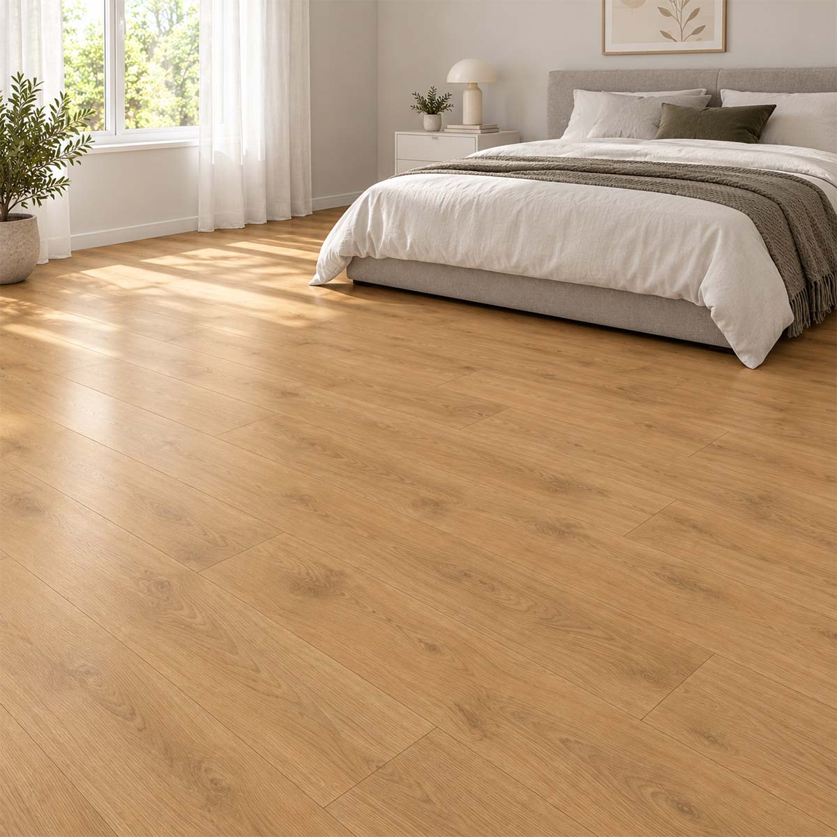 Laminat Klick EGGER Nord Eiche hellbraun im Schlafzimmer mit grauem Polsterbett und weißen Vorhängen – Restposten bei Floor4All.