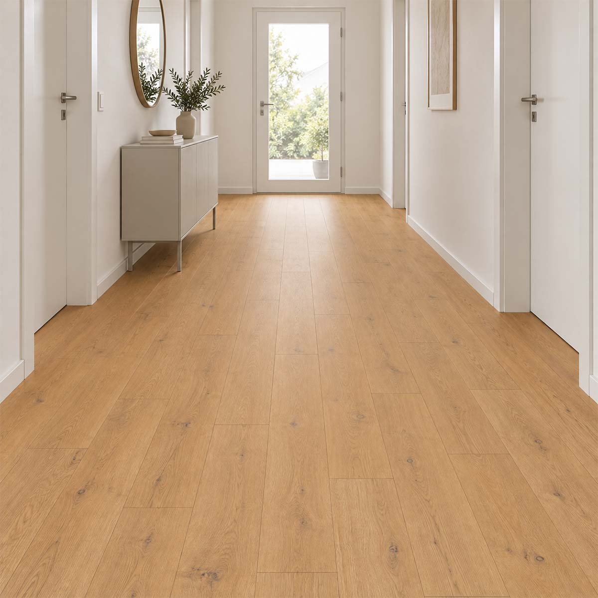 Laminat Klick EGGER Predaia Eiche Honey im Flur mit weißen Türen und schmaler Konsole – Restposten bei Floor4All.