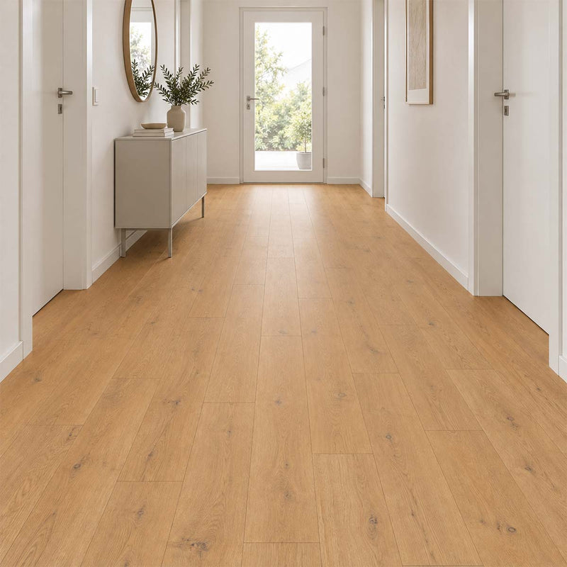 Laminat Klick EGGER Predaia Eiche Honey im Flur mit weißen Türen und schmaler Konsole – Restposten bei Floor4All.