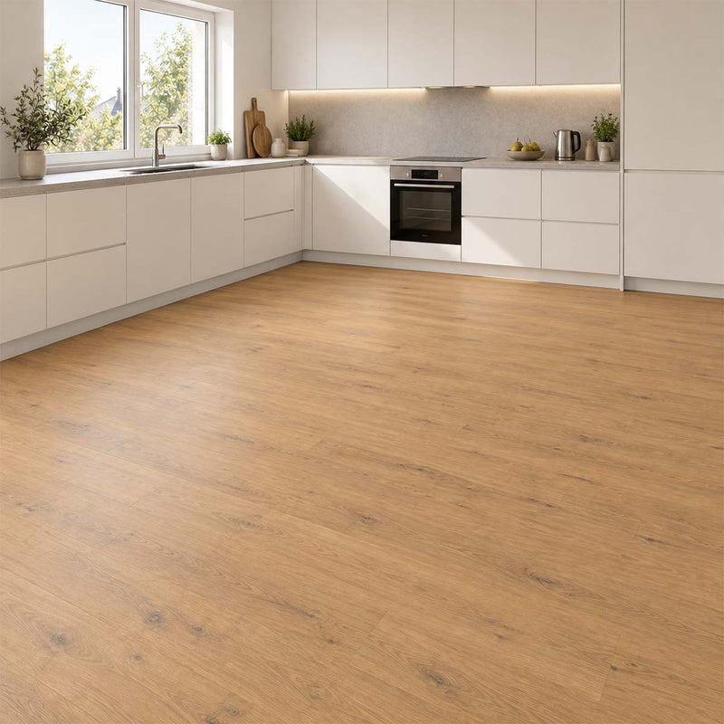 Laminat Klick EGGER Predaia Eiche Honey in einer modernen weißen Küche – Restposten bei Floor4All.