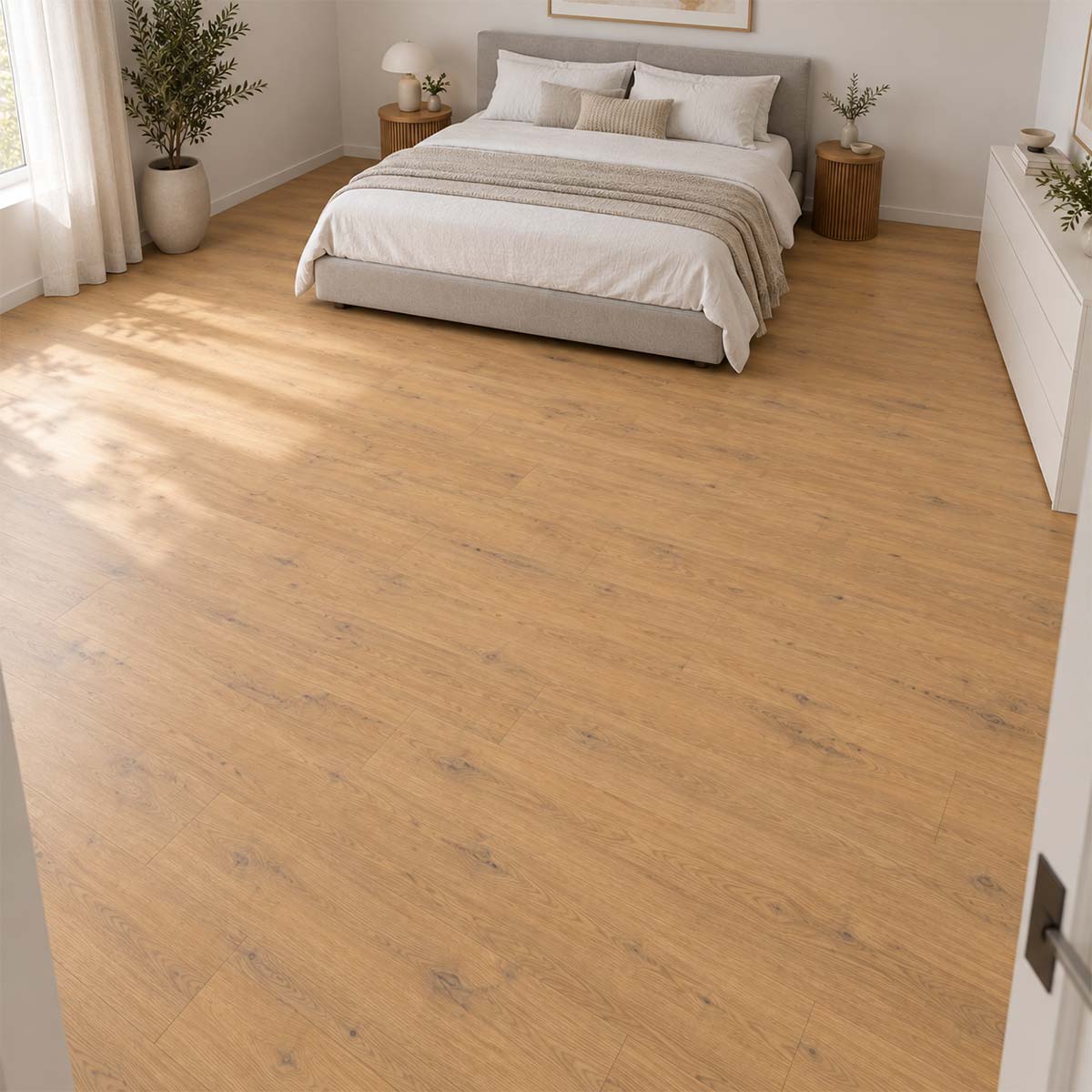 Laminat Klick EGGER Predaia Eiche Honey im Schlafzimmer mit hellem Polsterbett – Restposten bei Floor4All.